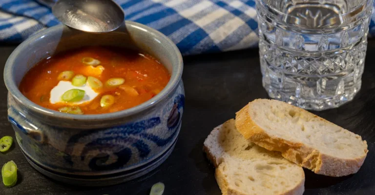 découvrez la recette traditionnelle du goulash, un ragoût savoureux d'origine hongroise, parfait pour réchauffer vos repas avec ses épices et sa viande tendre.