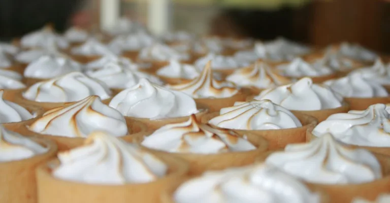 découvrez notre délicieuse tarte au citron meringuée, un dessert classique alliant une pâte croustillante, une crème au citron acidulée et une meringue légère et dorée.