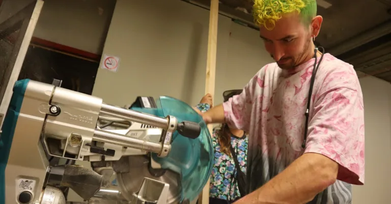 découvrez tout sur la coupe à onglet (miter cut) : techniques, outils et conseils pour des découpes précises et professionnelles.