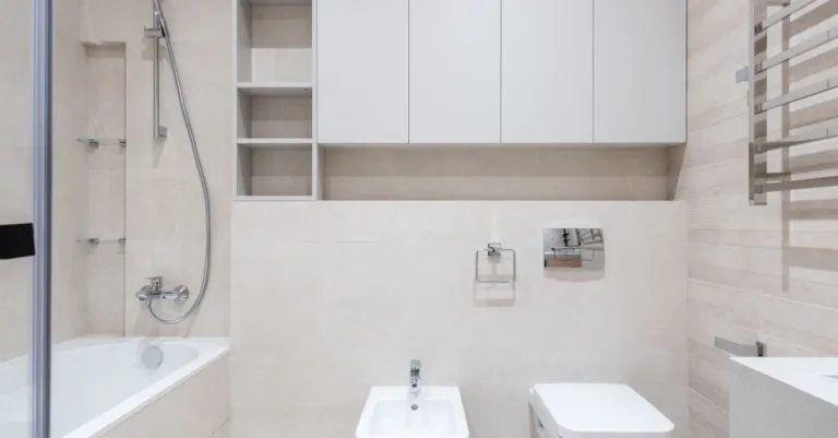 solutions de rangement pour salle de bains : organisez efficacement vos produits et gagnez de l'espace avec nos idées pratiques et élégantes.