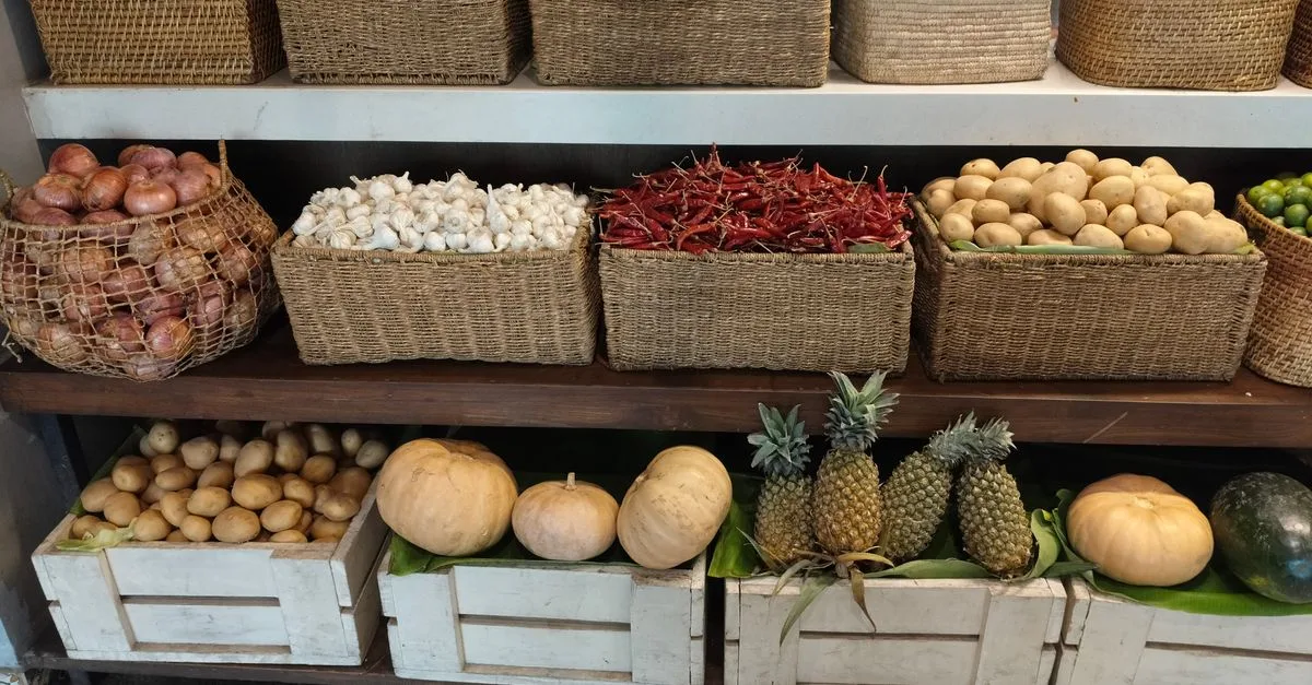 panier gourmet de luxe contenant une sélection raffinée de produits gastronomiques exclusifs pour les amateurs de saveurs d'exception.
