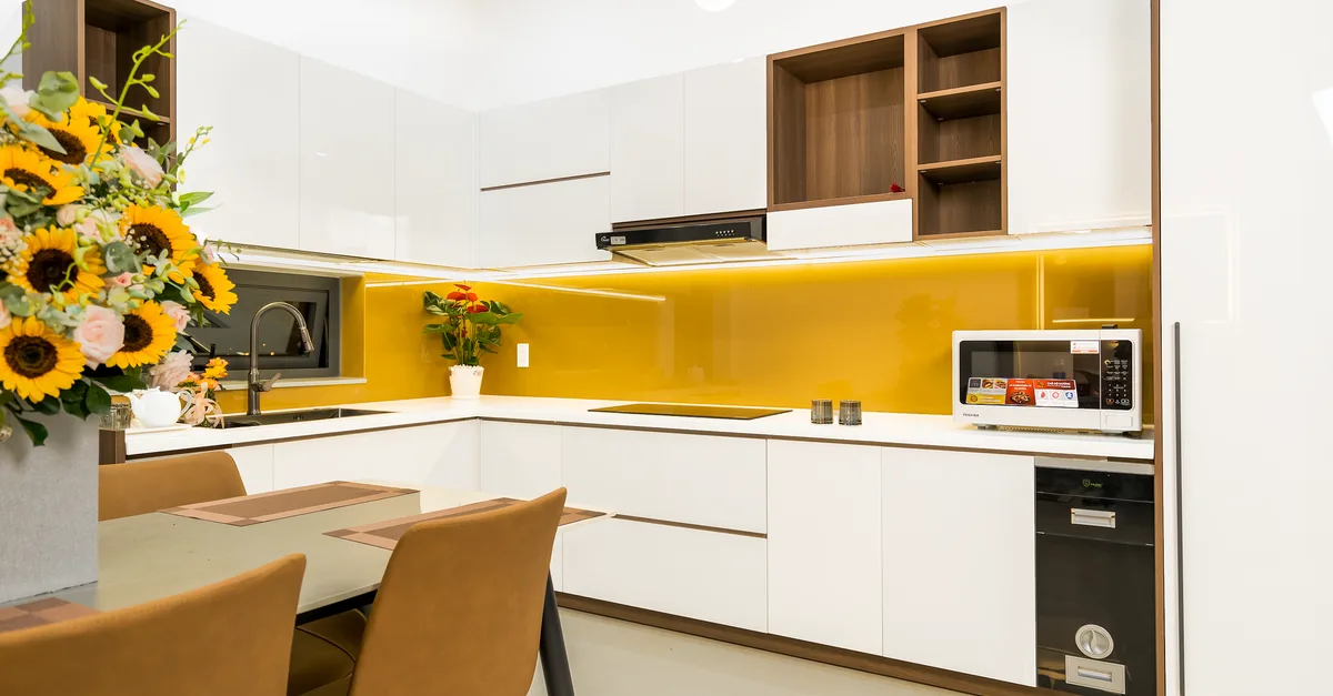 astuces et idées pour optimiser et gagner de la place dans une petite cuisine grâce à des solutions ingénieuses et pratiques.