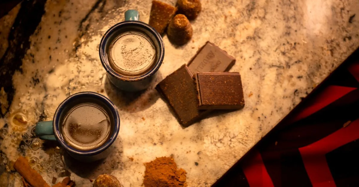 découvrez le chocolat bean-to-bar : un chocolat artisanal de qualité supérieure, fabriqué de la fève à la tablette pour une expérience gustative authentique et intense.