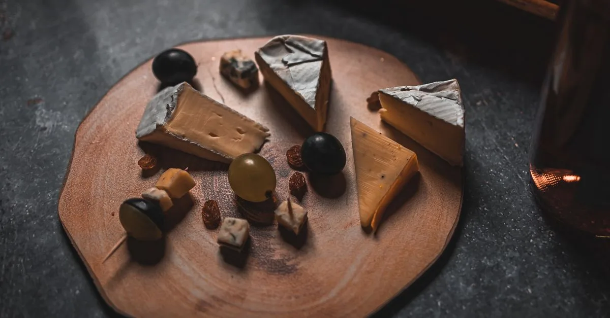 découvrez les meilleures méthodes pour conserver le fromage frais et affiné, préserver ses saveurs et optimiser sa durée de conservation.