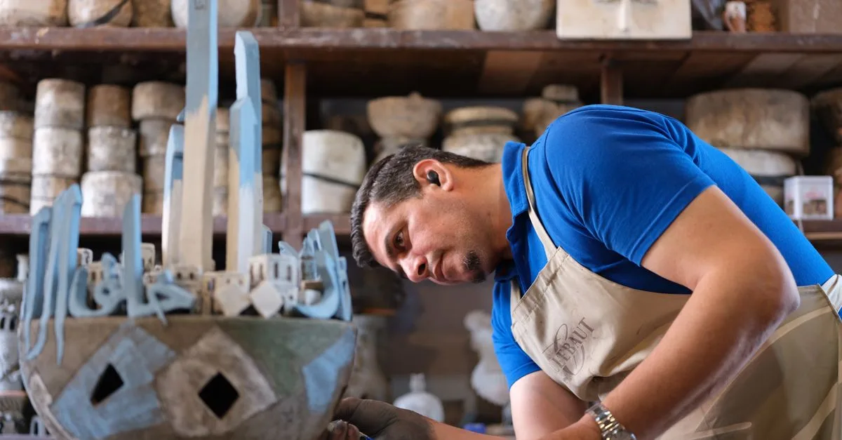 découvrez l'artisanat d'exception alliant savoir-faire traditionnel et précision moderne pour des créations uniques et durables.