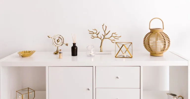 découvrez comment intégrer des objets vintages dans une décoration contemporaine pour créer un intérieur unique et harmonieux alliant charme d'antan et modernité.