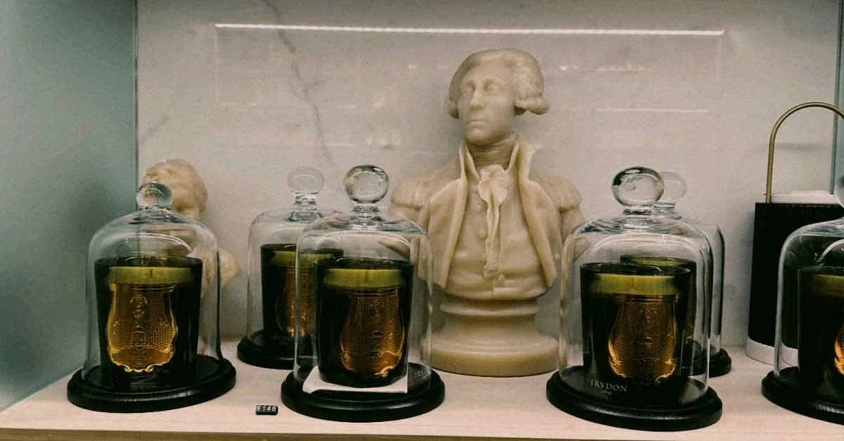 découvrez comment prolonger la durée de vie de vos bougies parfumées de luxe pour profiter plus longtemps de leurs fragrances envoûtantes et d'une ambiance raffinée.