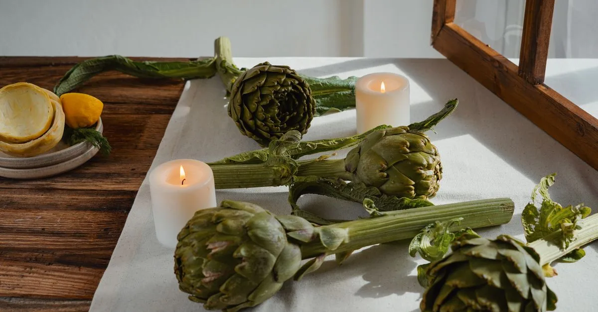 découvrez la recette traditionnelle de l'artichaut barigoule, un plat provençal savoureux où l'artichaut est mijoté avec des légumes, des herbes aromatiques et du vin blanc.