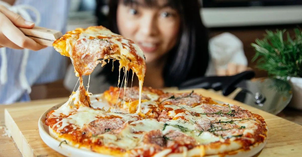 découvrez comment préparer une délicieuse pizza maison avec des ingrédients frais et une pâte croustillante, parfaite pour toutes les occasions.