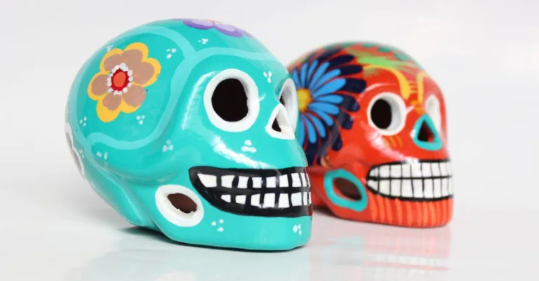 découvrez l'art mexicain avec notre sélection de crânes mexicains colorés, symboles culturels riches et designs uniques parfaits pour décorer ou s'inspirer.