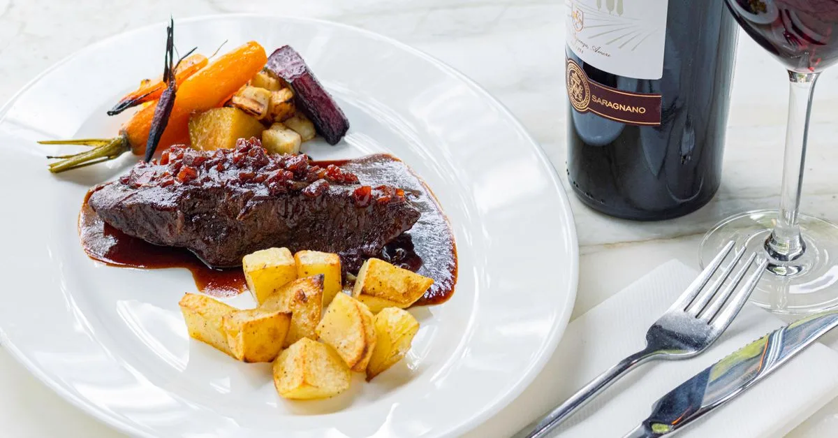 découvrez la carbonnade, un classique de la cuisine belge à base de viande mijotée à la bière, riche en saveurs et parfaite pour réchauffer vos repas.