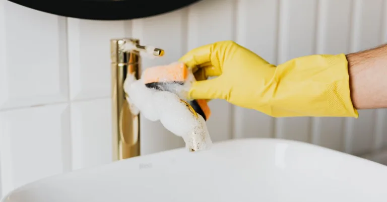 découvrez nos astuces efficaces pour nettoyer les joints de salle de bain et retrouver un espace propre et éclatant.