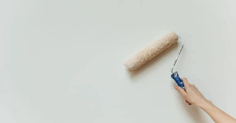 découvrez des conseils pratiques pour rénover vos peintures et donner un nouvel éclat à vos murs avec des techniques simples et efficaces.