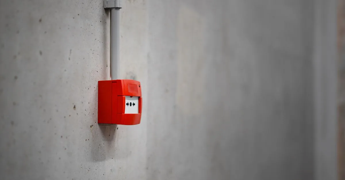 découvrez les causes courantes du bip d'un détecteur de fumée et comment y remédier efficacement pour assurer votre sécurité.