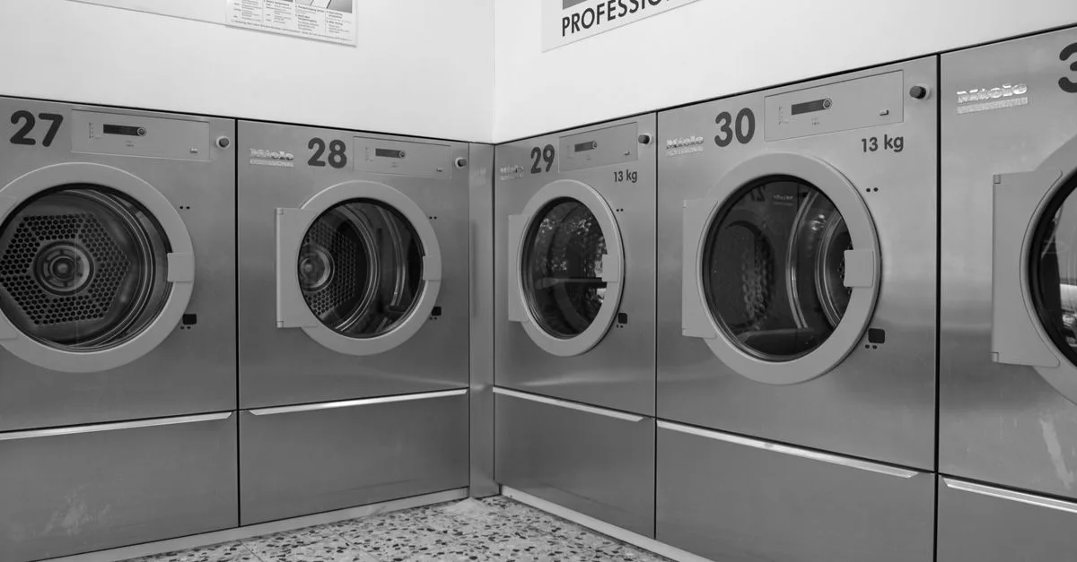 découvrez les dimensions standard des machines à laver pour choisir l'appareil adapté à votre espace et optimiser votre buanderie.