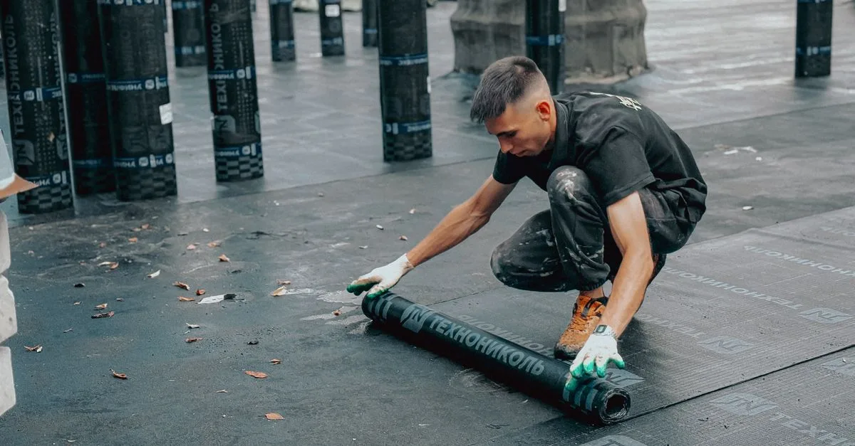 ruban bitumineux auto-adhésif pour étanchéité, protection contre l'humidité et réparation durable des surfaces.