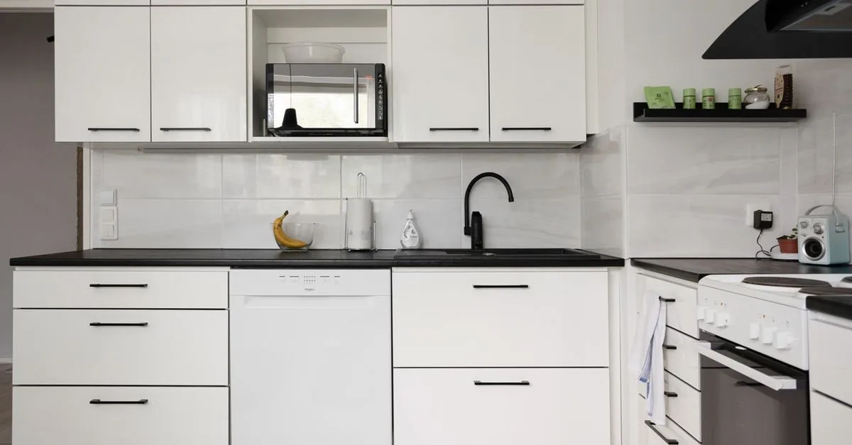 découvrez les conseils essentiels pour déterminer la hauteur d'installation idéale de votre lave-vaisselle, assurant praticité et ergonomie dans votre cuisine.