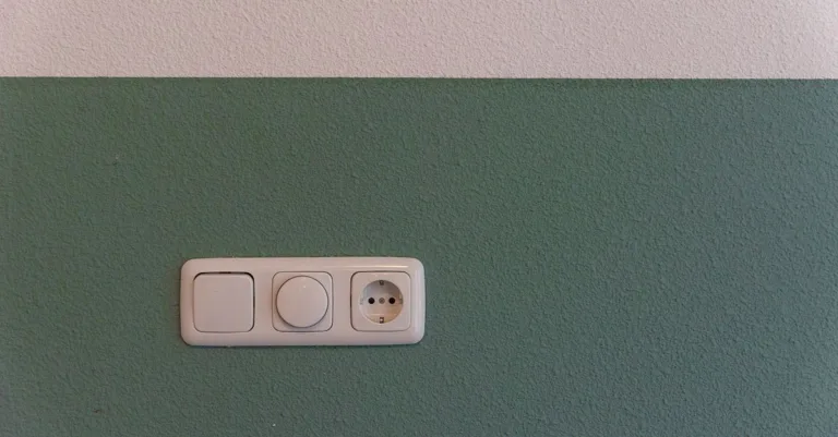 découvrez les hauteurs recommandées pour les prises électriques afin d'assurer sécurité et accessibilité dans votre maison.